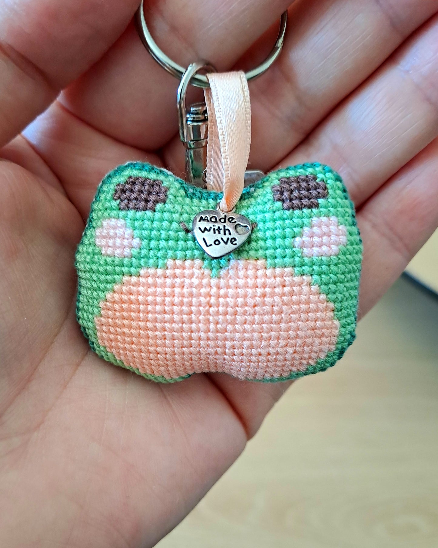 Bijou de sac / porte-clé brodé à la main, Sourire de grenouille