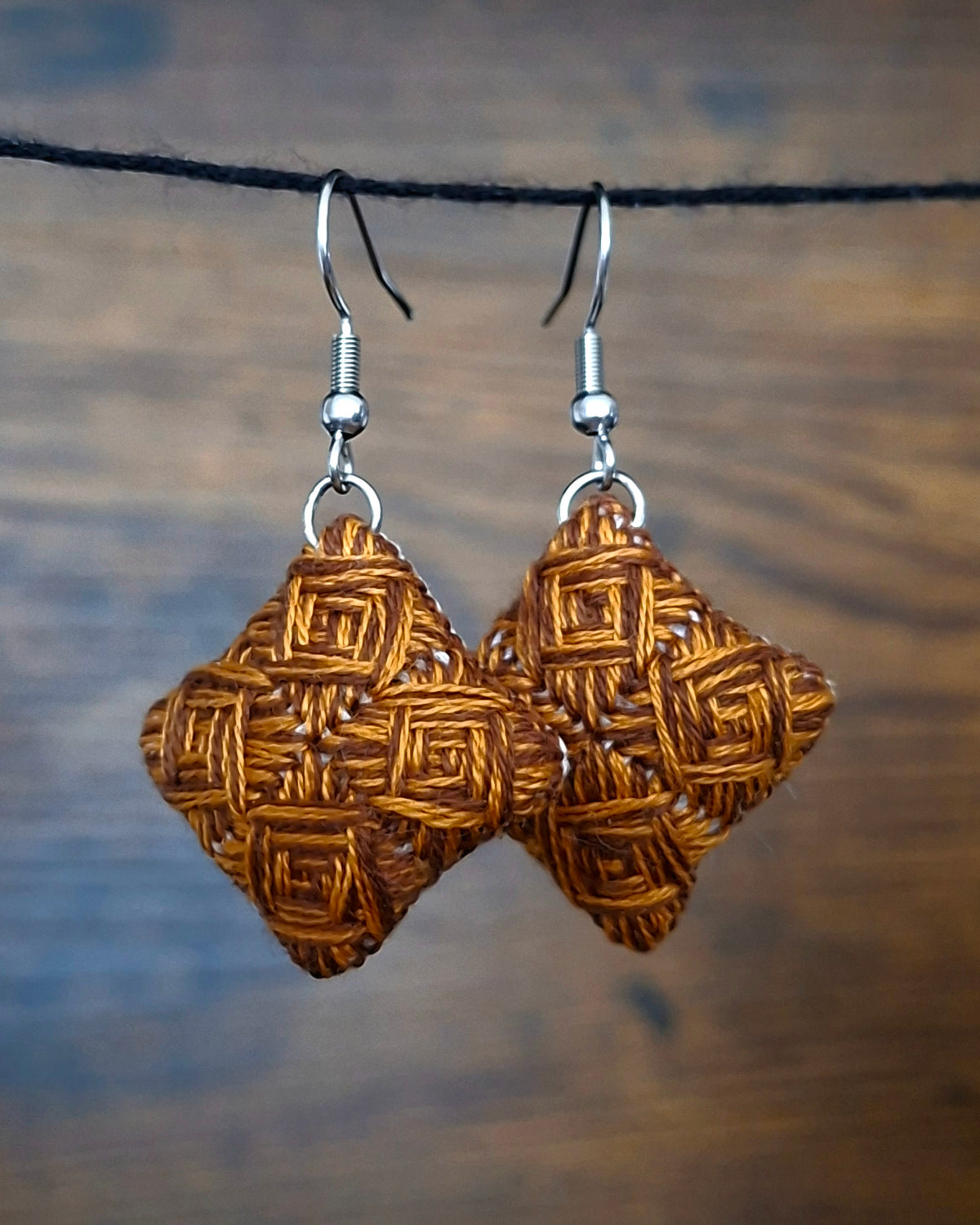 Boucles d’oreilles brodées à la main, Palette sauvage - Miel boisé