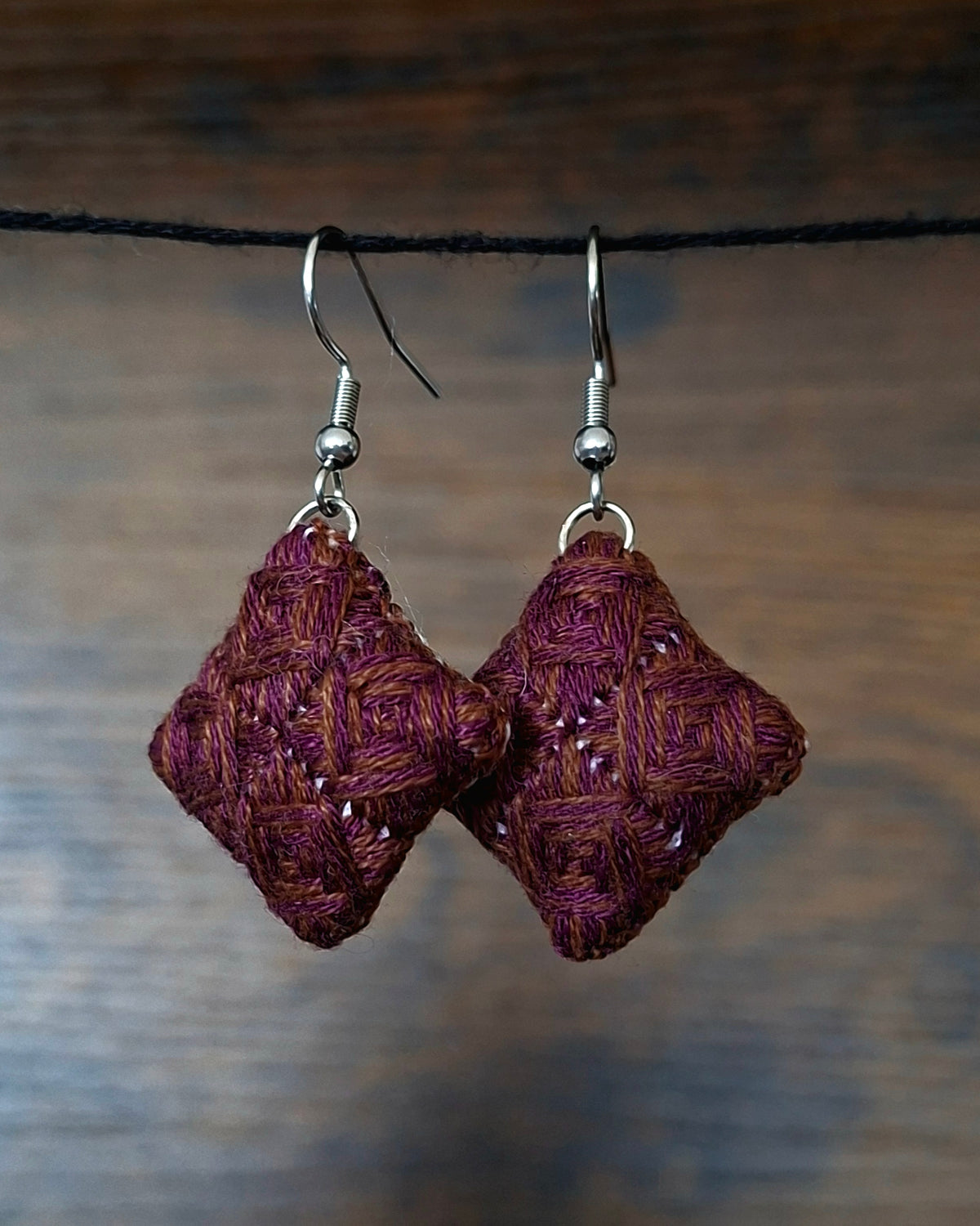 Boucles d’oreilles brodées à la main, Palette sauvage - Améthyste