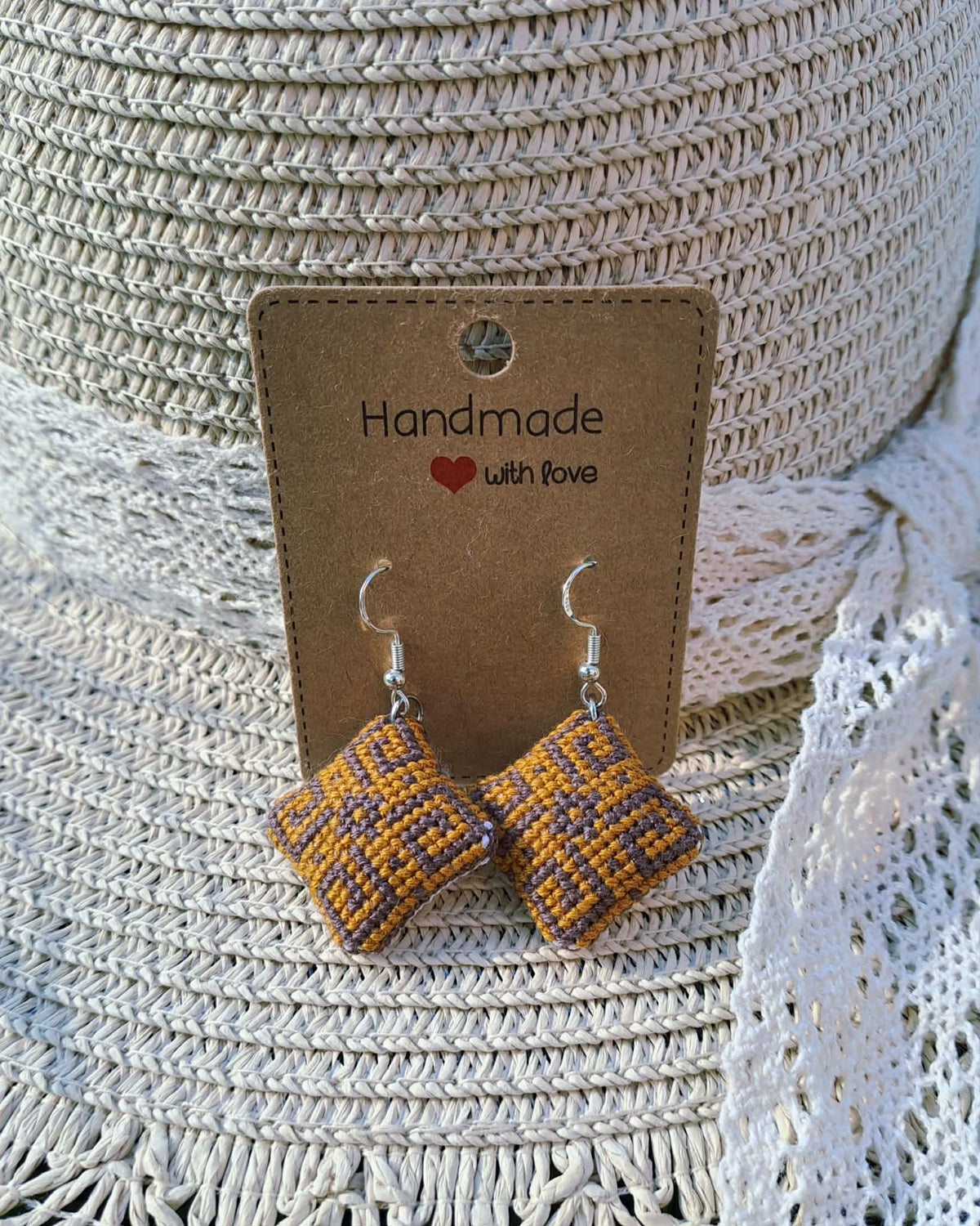 Boucles d’oreilles brodées à la main, Eole jaune