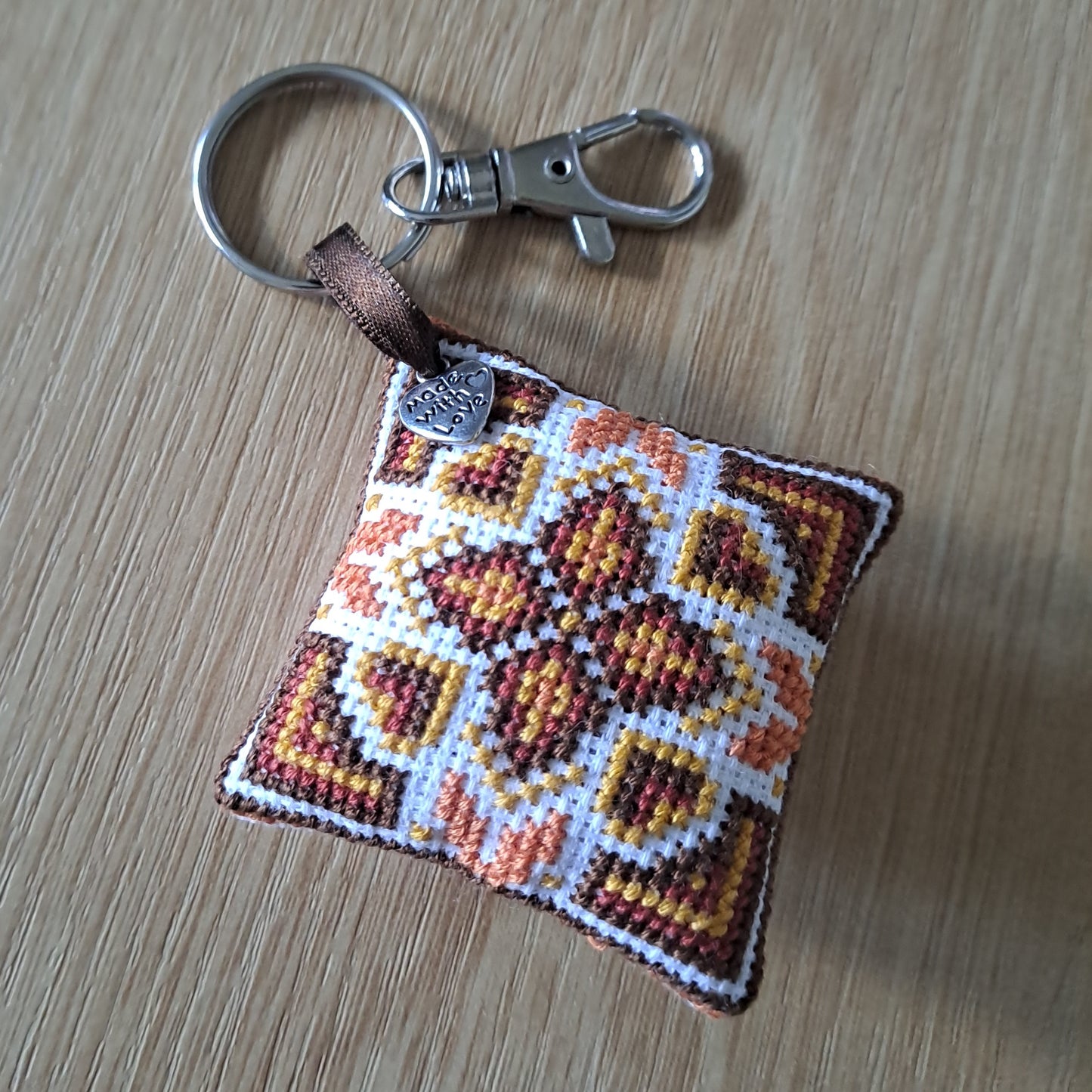Bijou de sac/Porte-clé brodé à la main, Ardent