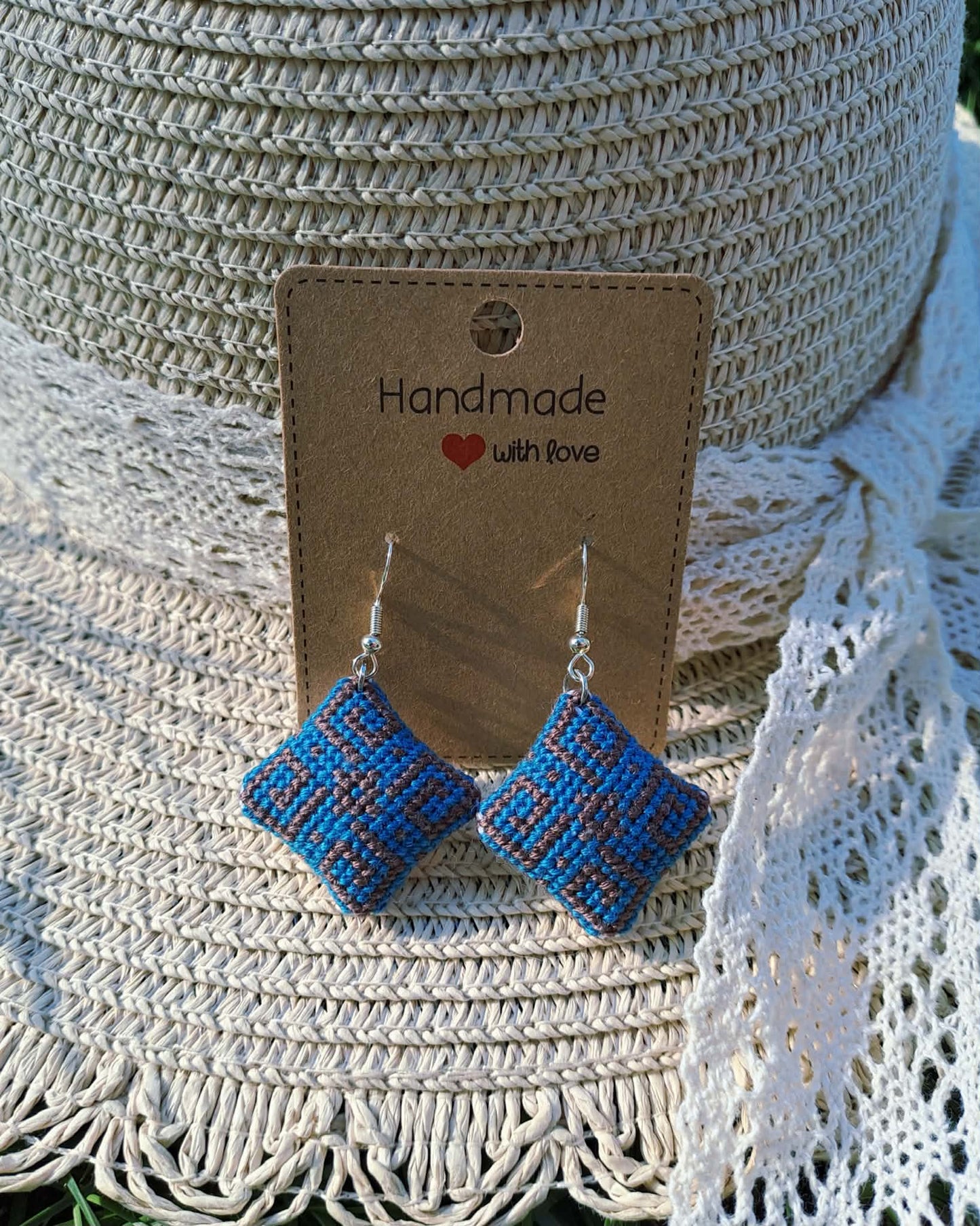 Boucles d’oreilles brodées à la main, Eole bleu