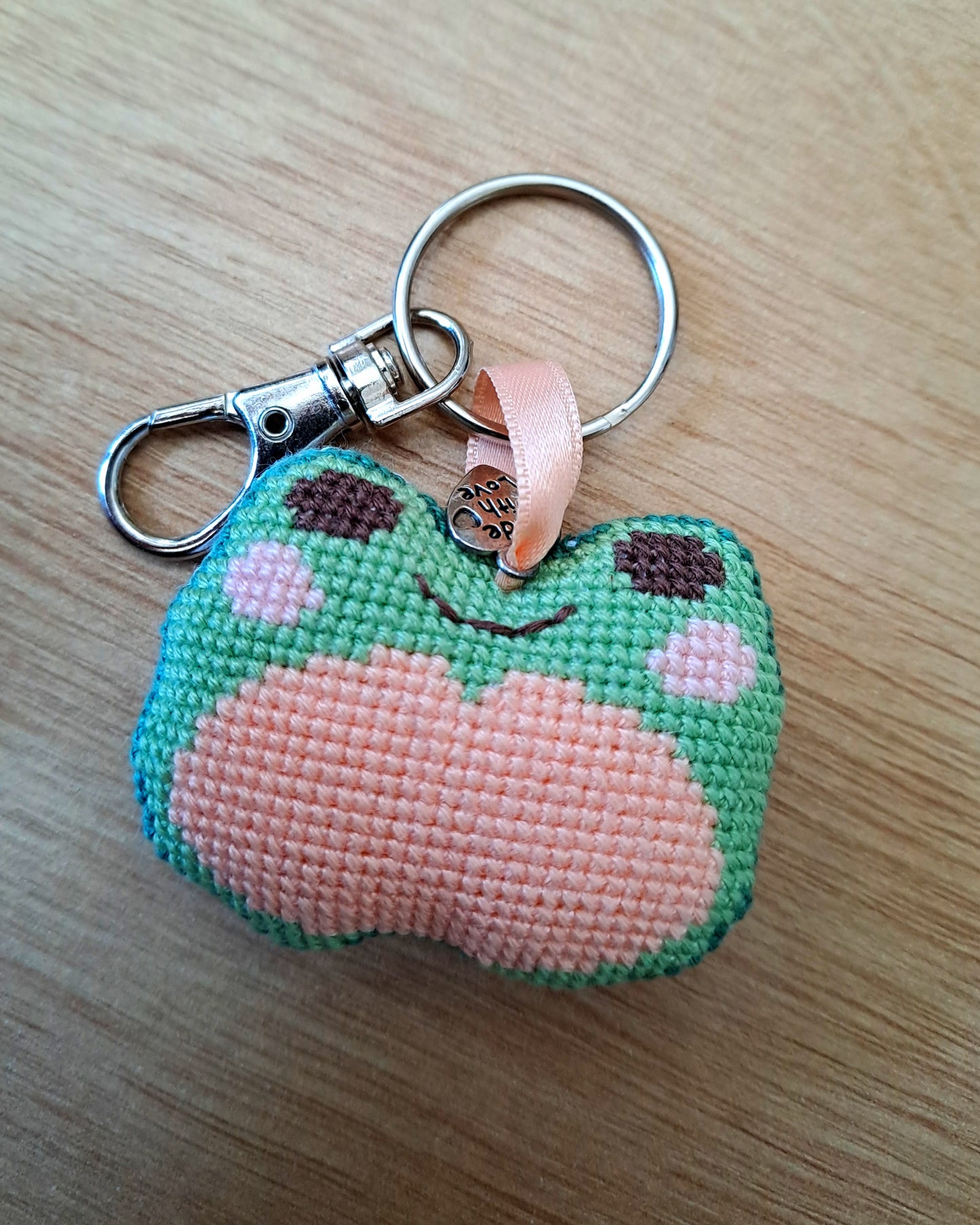 Bijou de sac / porte-clé brodé à la main, Sourire de grenouille