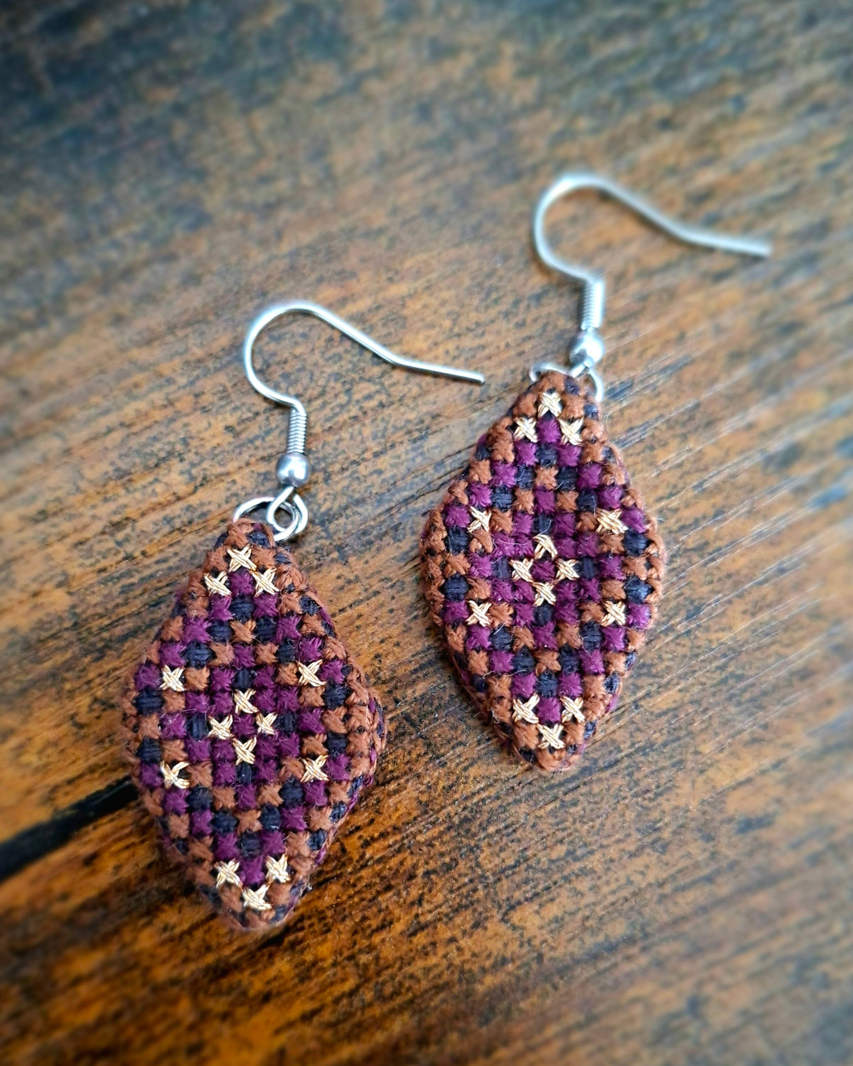 Boucles d’oreilles brodées à la main, Balade d'automne - Prune sauvage
