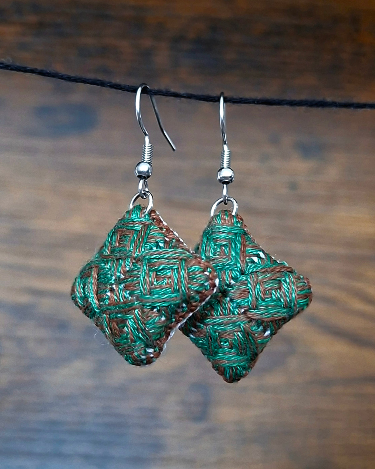 Boucles d’oreilles brodées à la main, Palette sauvage - Sombre feuillage