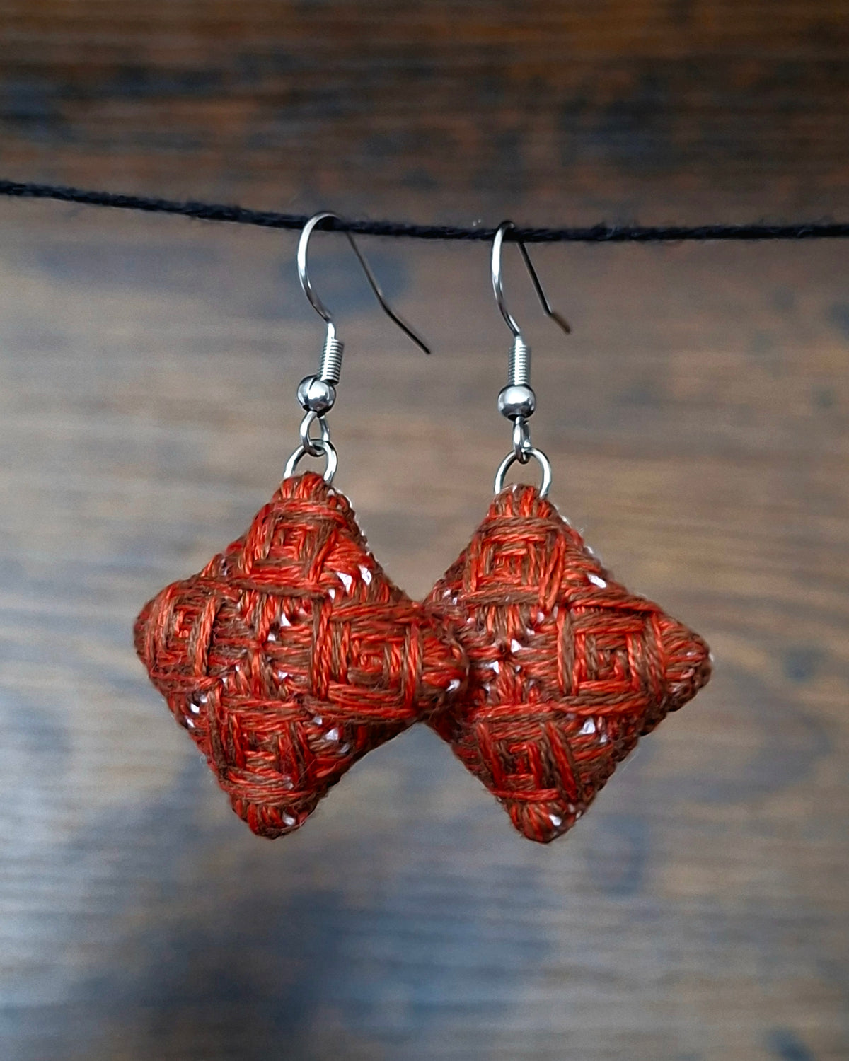 Boucles d’oreilles brodées à la main, Palette sauvage - Cornaline