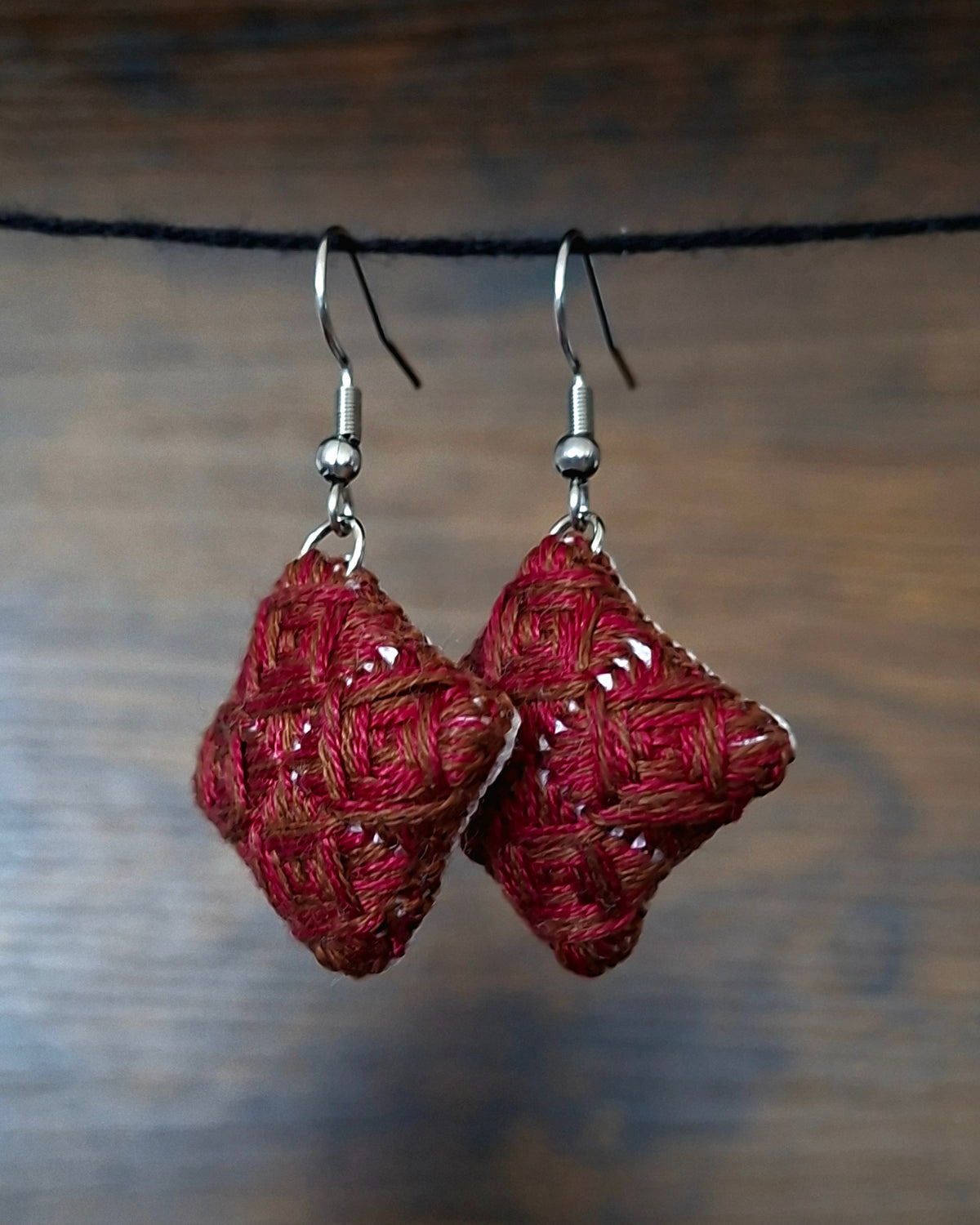 Boucles d’oreilles brodées à la main, Palette sauvage - Terre rouge