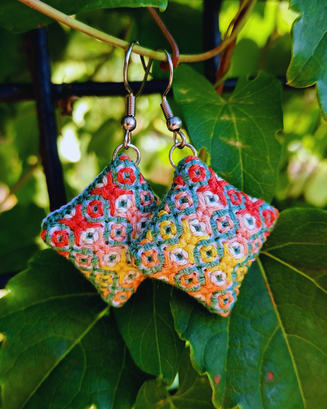 Boucles d’oreilles brodées à la main, Treille Fleurie