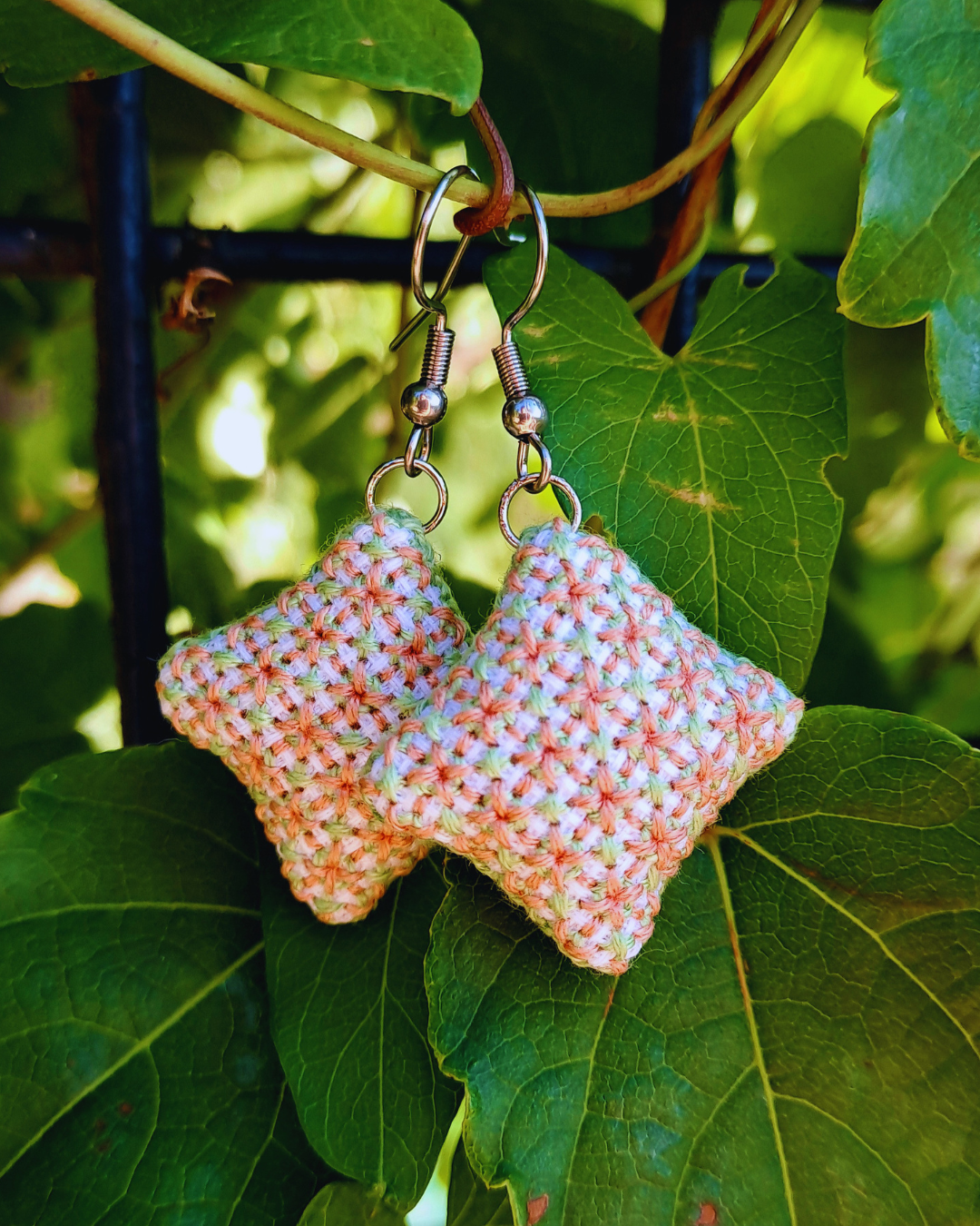 Boucles d’oreilles brodées à la main, Éclosion