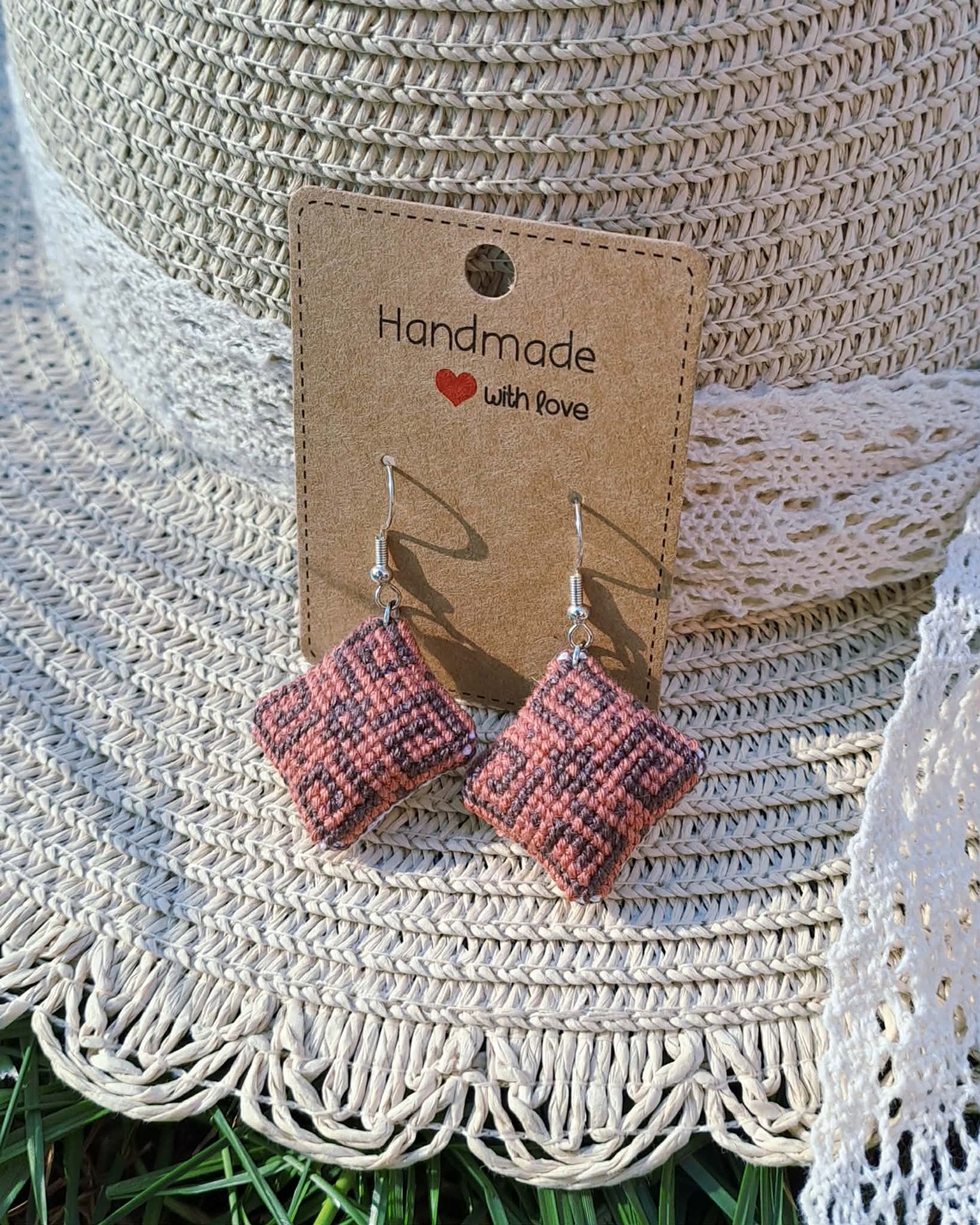 Boucles d’oreilles brodées à la main, Eole rose