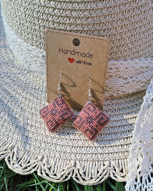 Boucles d’oreilles brodées à la main, Eole rose