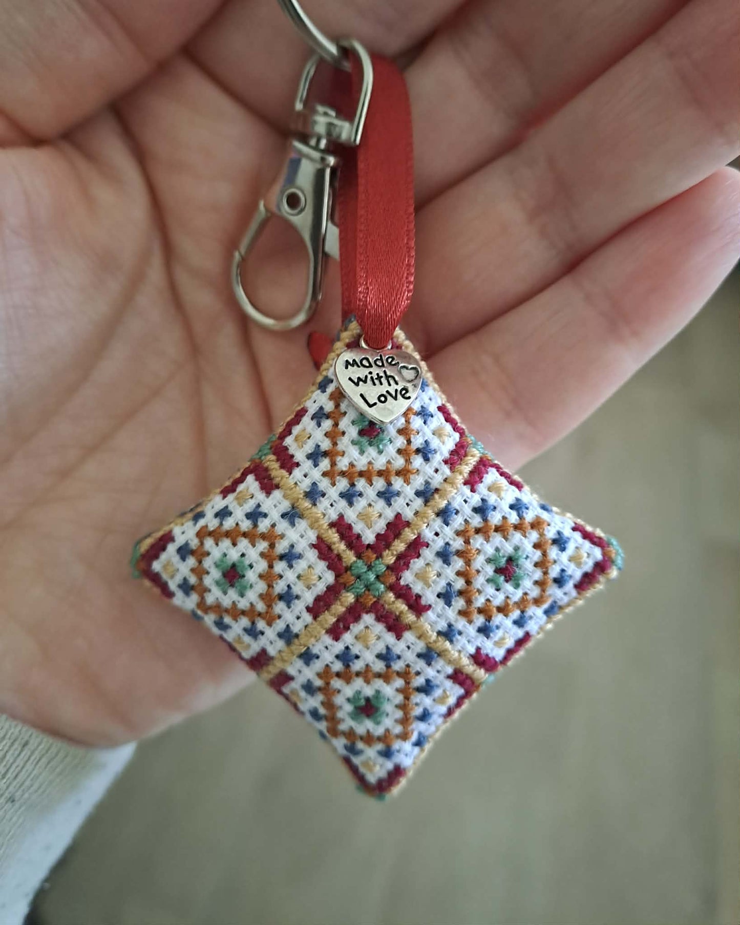 Bijou de sac/Porte-clé brodé à la main, Quadrille