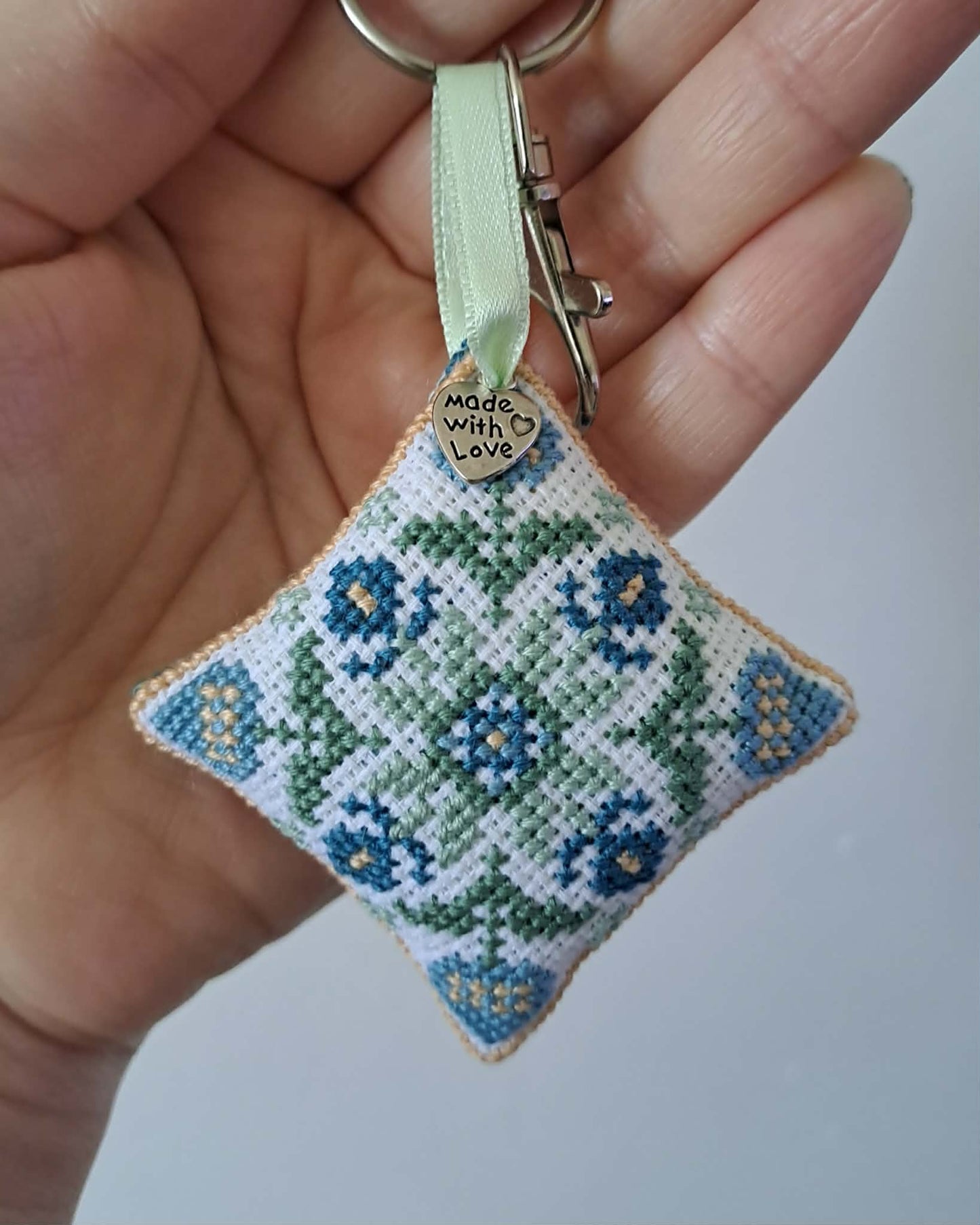 Bijou de sac/Porte-clé brodé à la main, Floraison