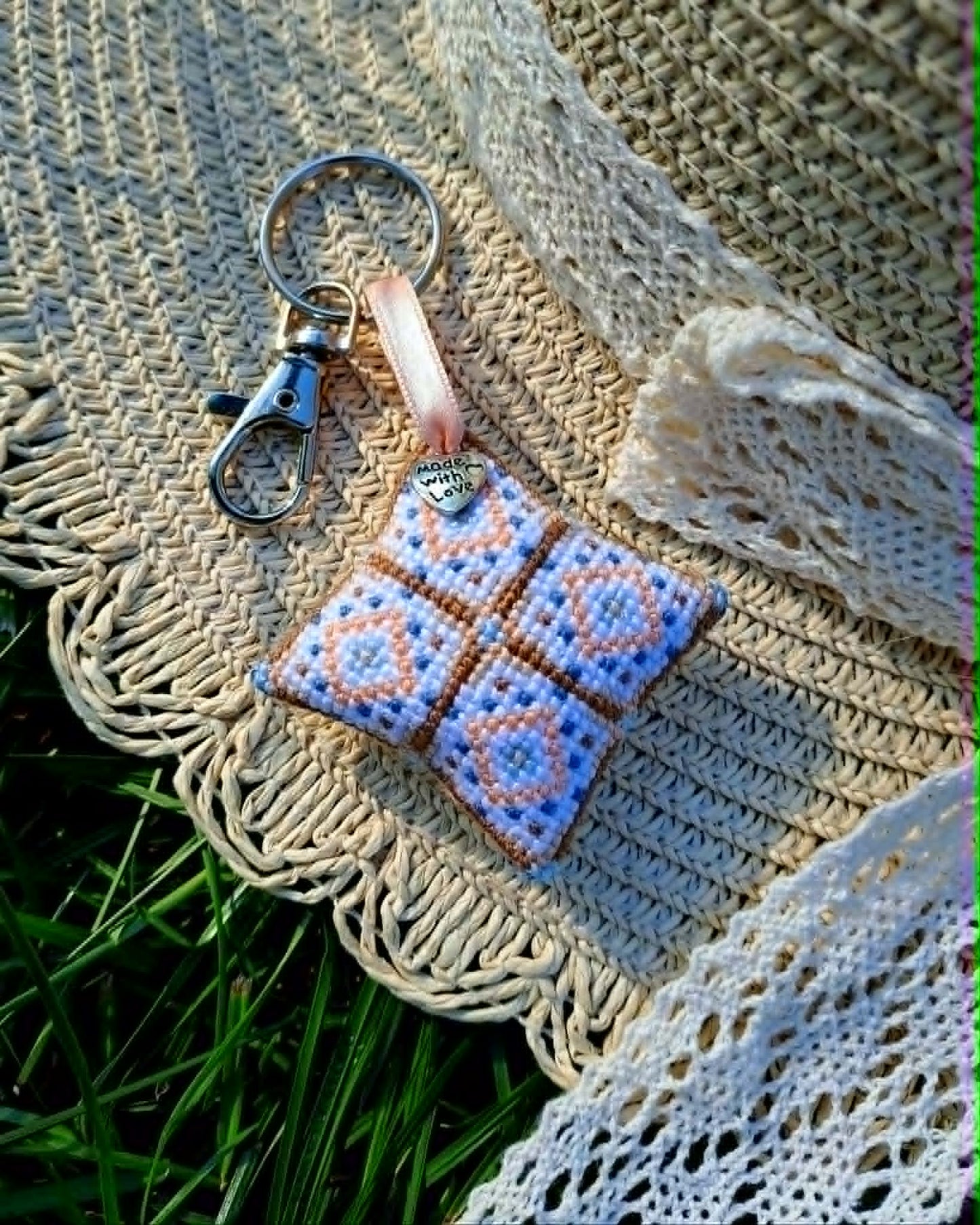 Bijou de sac/Porte-clé brodé à la main, Quadrille