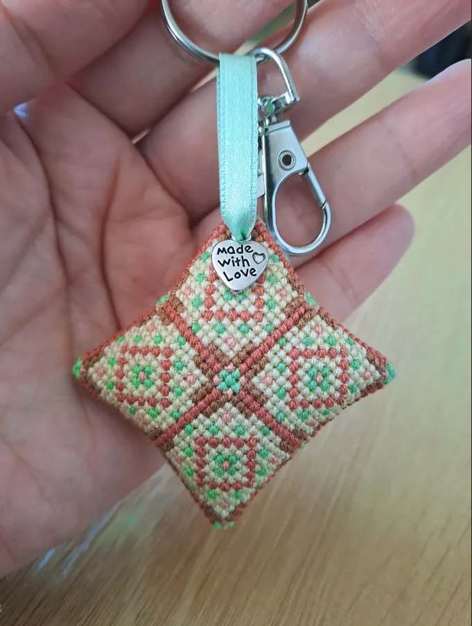 Bijou de sac/Porte-clé brodé à la main, Quadrille