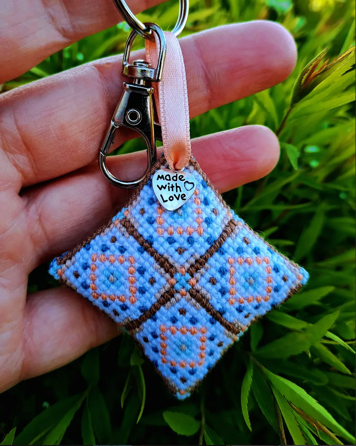 Bijou de sac/Porte-clé brodé à la main, Quadrille