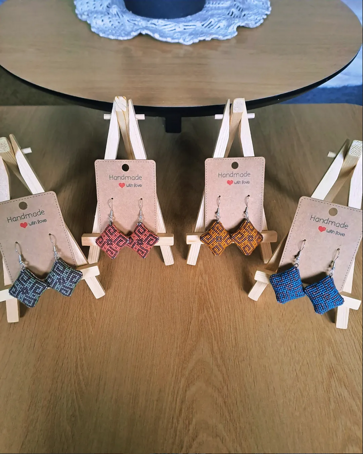 Boucles d’oreilles brodées à la main, Eole jaune