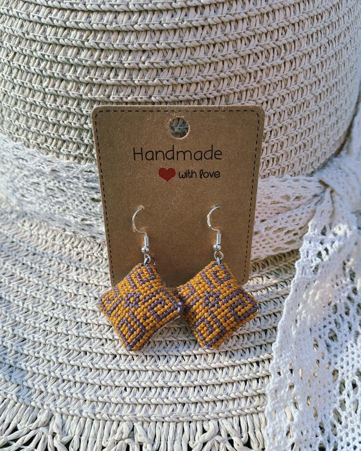 Boucles d’oreilles brodées à la main, Eole jaune
