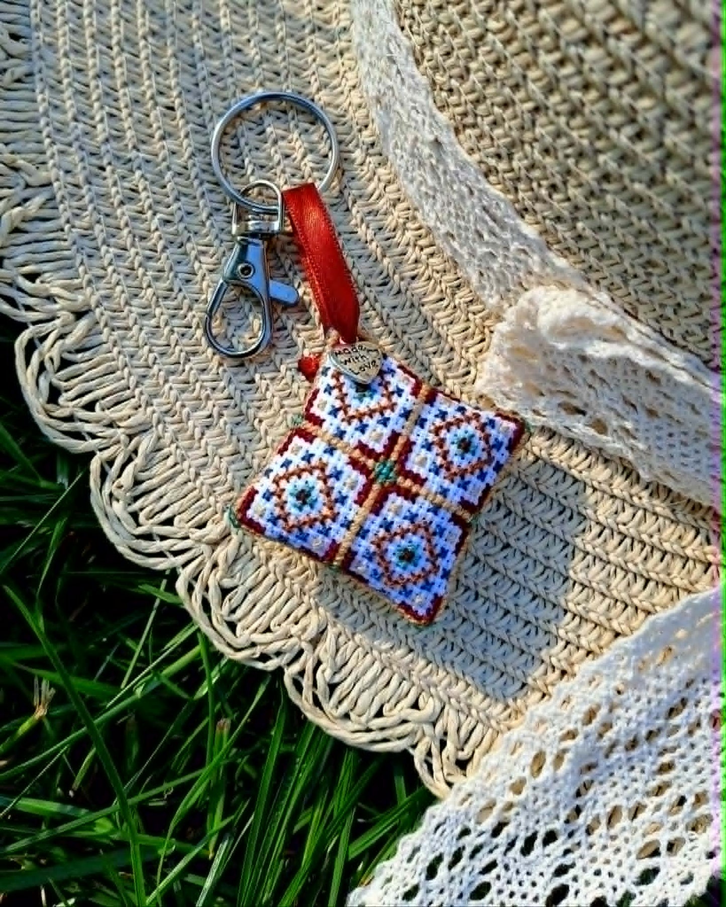 Bijou de sac/Porte-clé brodé à la main, Quadrille