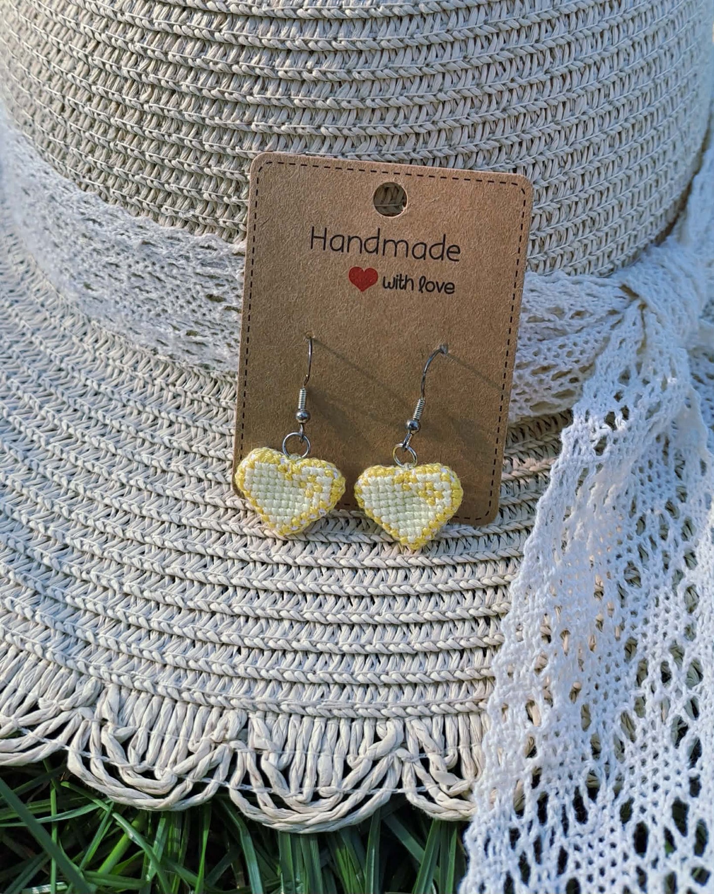 Boucles d’oreille brodées à la main, PixelHeart jaune