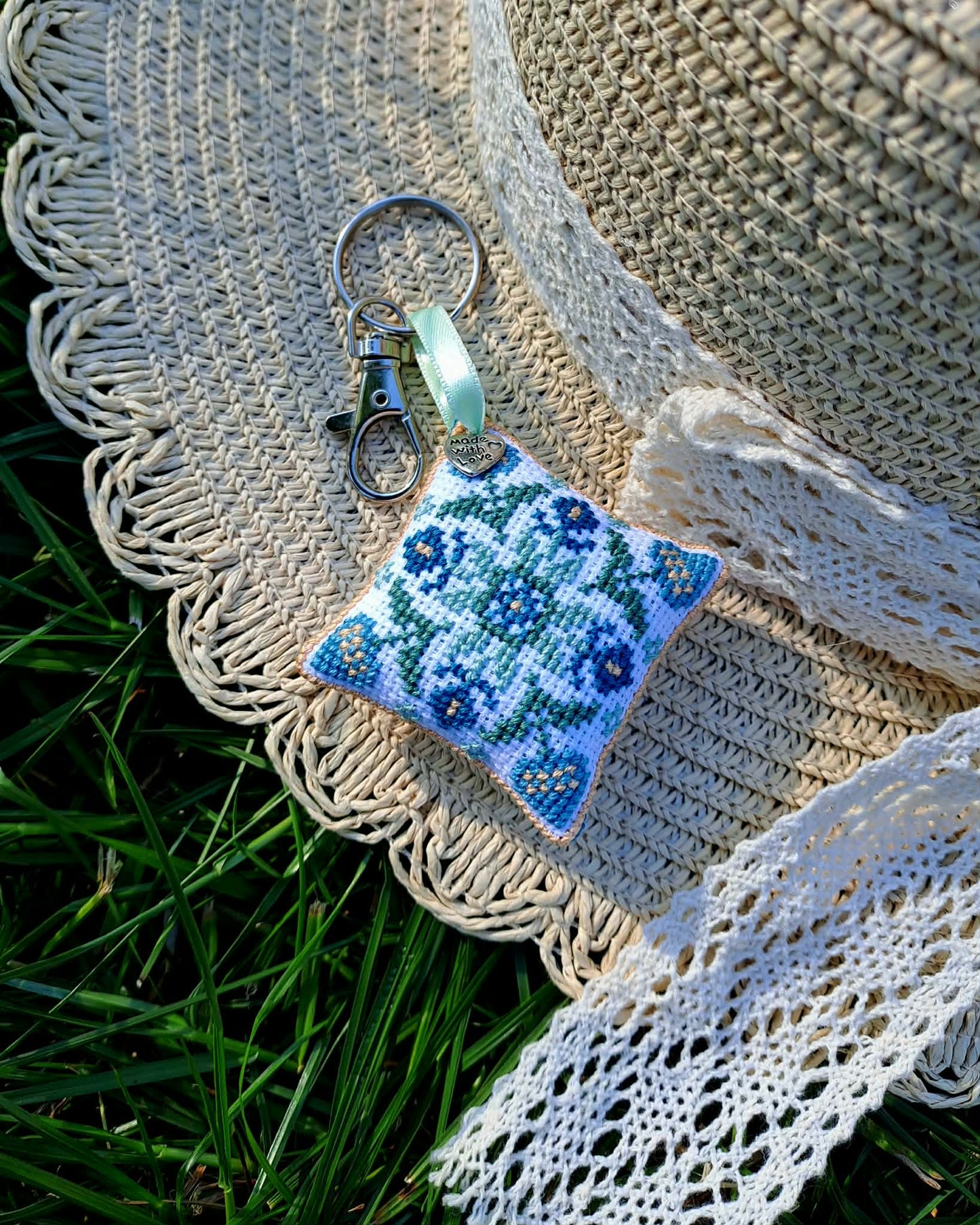 Bijou de sac/Porte-clé brodé à la main, Floraison