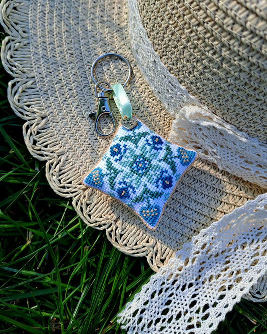 Bijou de sac/Porte-clé brodé à la main, Floraison