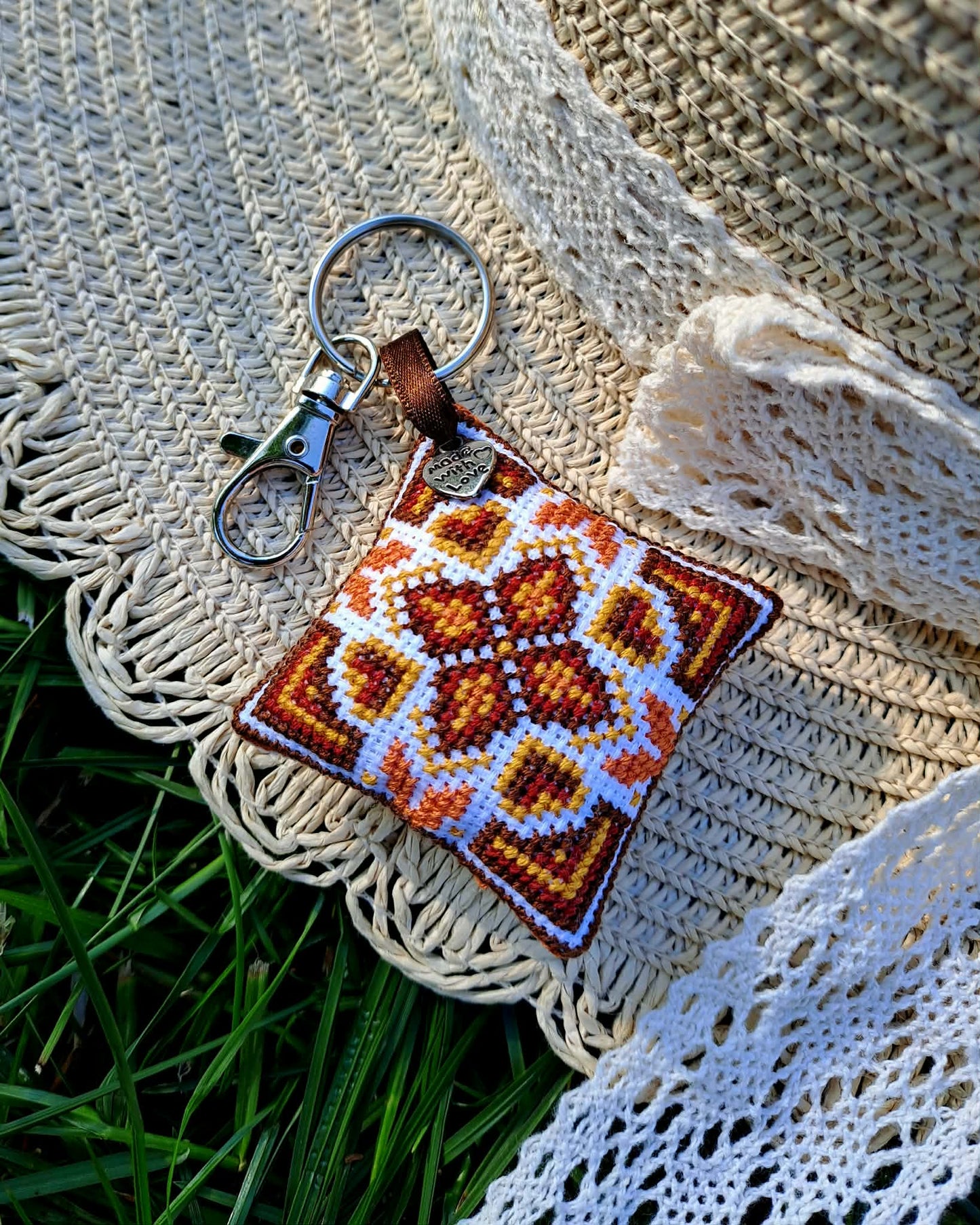 Bijou de sac/Porte-clé brodé à la main, Ardent
