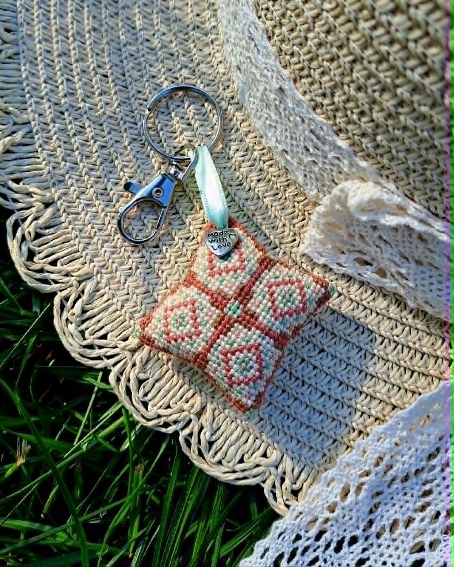 Bijou de sac/Porte-clé brodé à la main, Quadrille